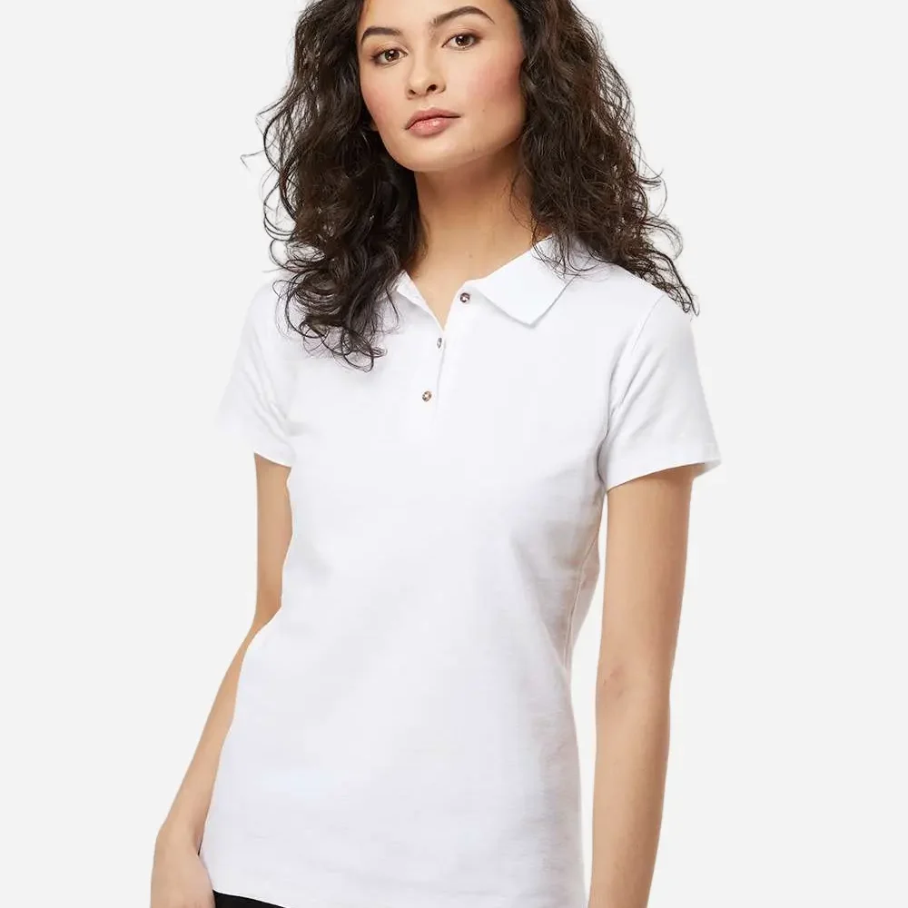 Woman wearing a white short-sleeve polo shirt