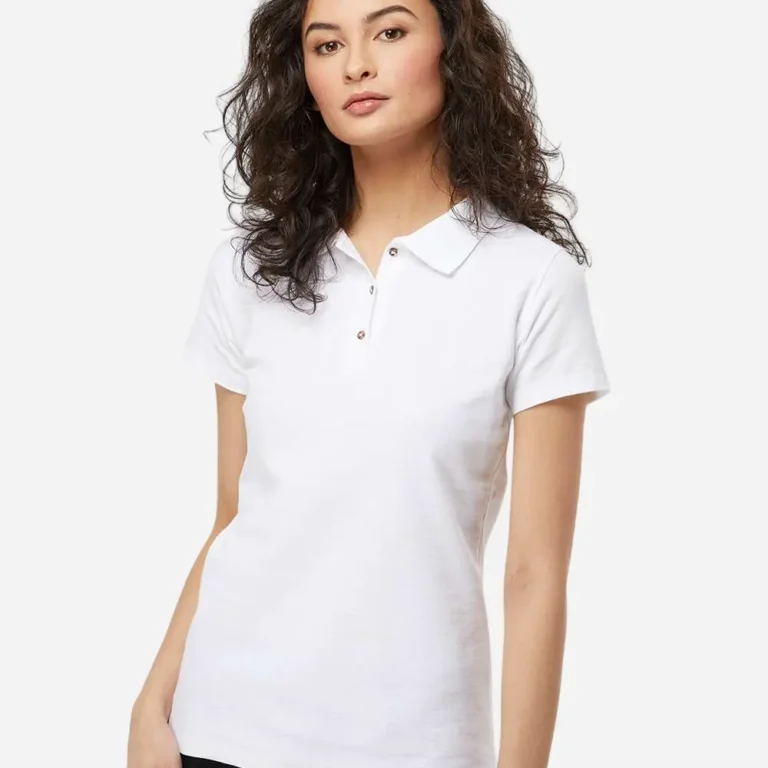 Woman wearing a white short-sleeve polo shirt