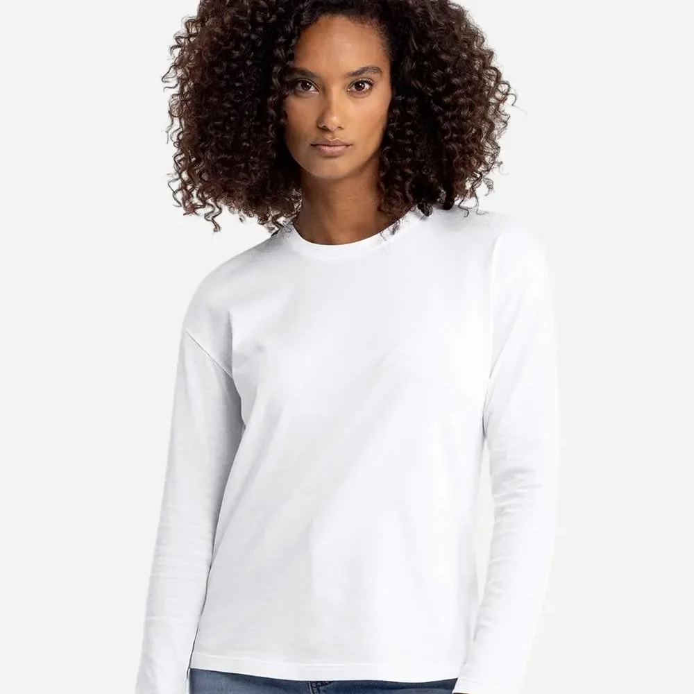 Woman wearing a white long sleeve t-shirt and blue jeans